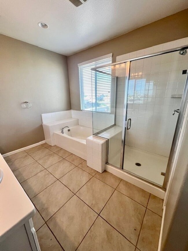 Building Photo - Northwest Bakersfield Gated Home