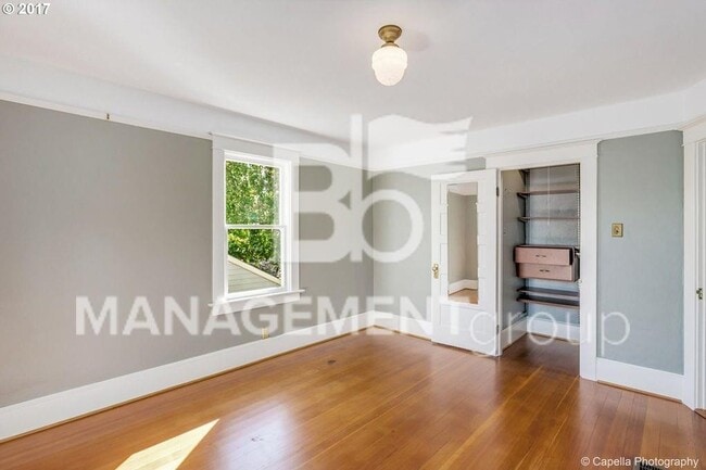 Building Photo - Johns Landing - Charming Home Near Downtown Portland. Large Gourmet Kitchen!