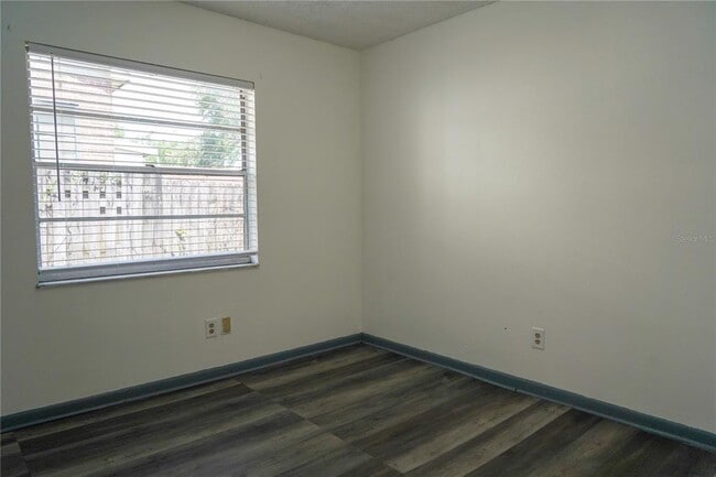 Building Photo - 904 E Crenshaw St