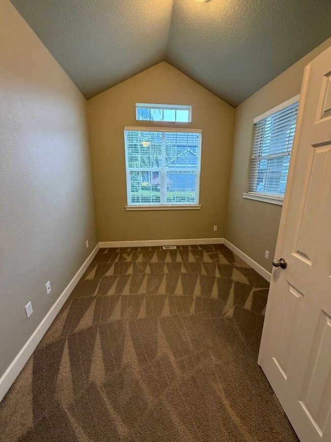 Building Photo - 3-Bed/2.5 Bath + Office & Bonus Room on Quiet Dead-End Street