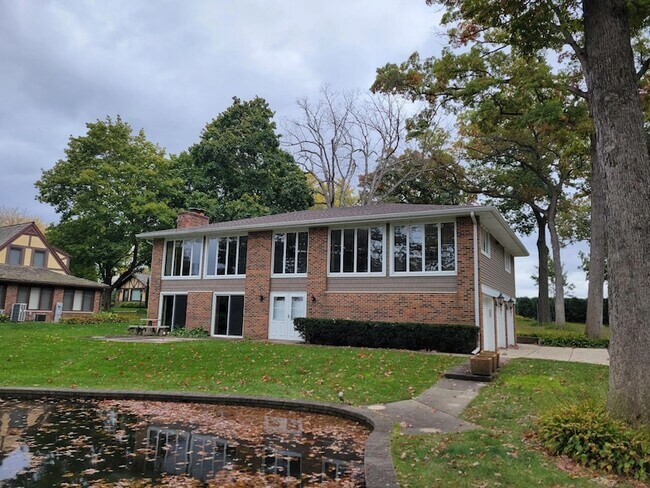 Primary Photo - 3483 S Shore Dr