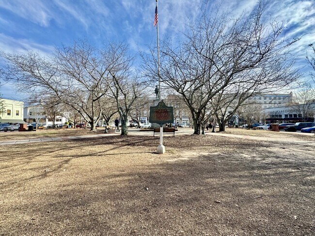 Building Photo - Like New 5 Bedroom Home with Community Amenities