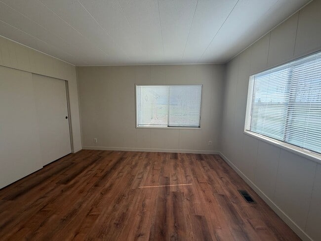 Building Photo - 3 Bedroom, 2.5 Bath - Three Bay garage