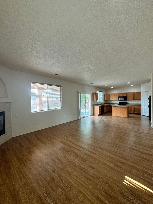 Building Photo - 4 bed 2.5 bath home in Huning Ranch