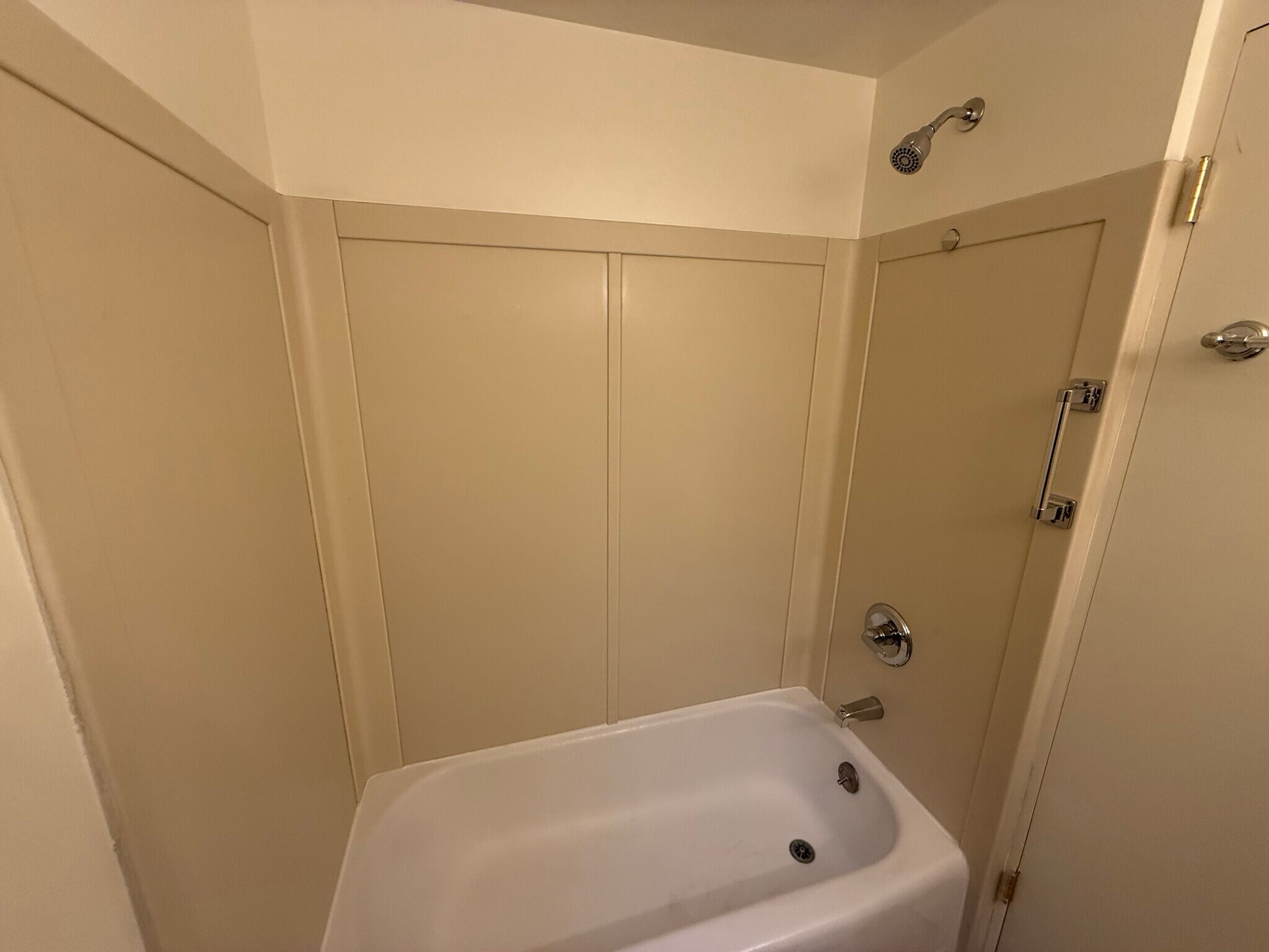 Shower and tub - 2239 Yale Ave E