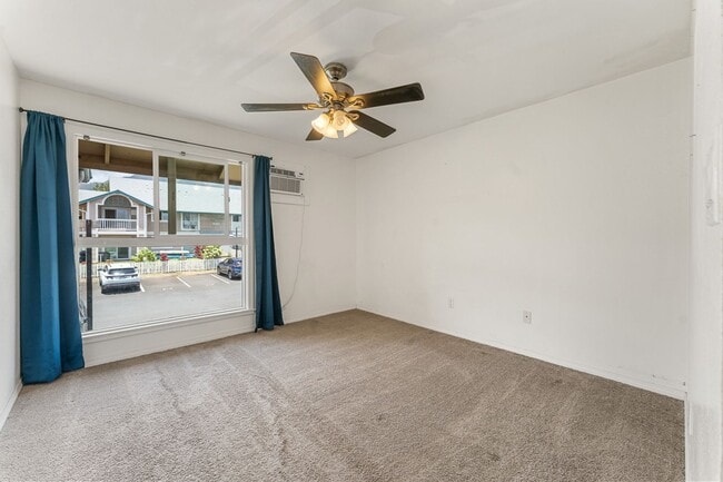 Building Photo - 3bd/2ba upstairs unit with deck