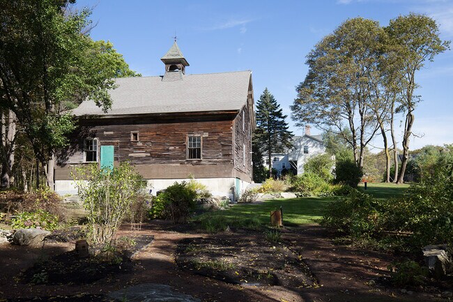 Building Photo - 352 Thoreau St