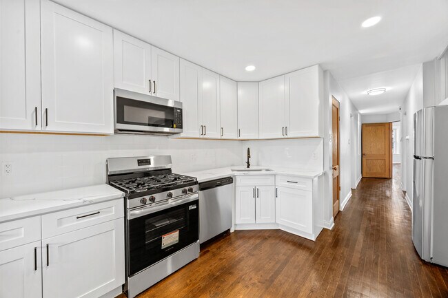 Building Photo - 915 W Newport Ave