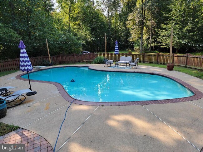 Building Photo - 381 Longwood Dr