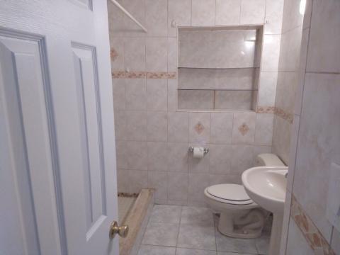 full bathroom - 6003 N Cameron Ave