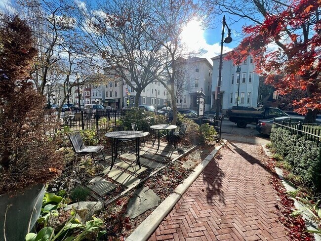 Building Photo - 1607 Tremont St