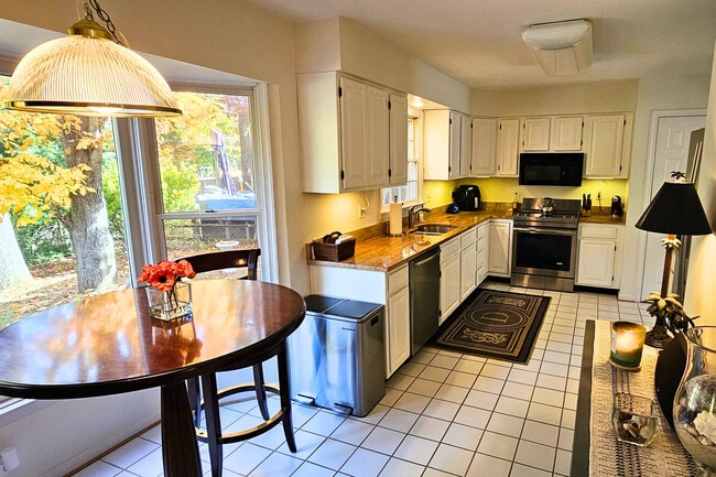 Building Photo - 908 Berwick Dr