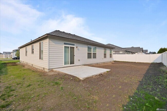 Building Photo - 3 bedroom, 2 bath house with garage