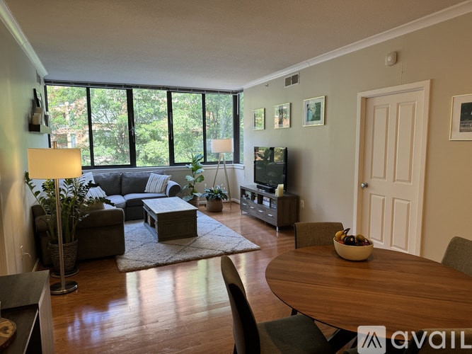 Building Photo - 2220 Fairfax Dr