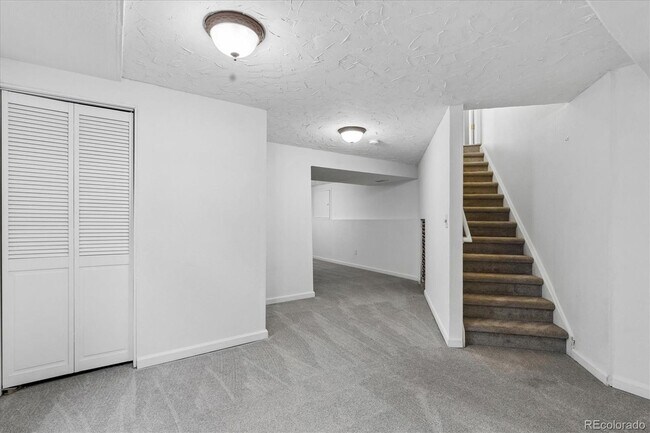 Building Photo - 5247 E Hamilton Ave