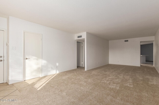 Building Photo - 2128 E Villa Ct