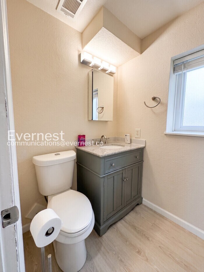 Building Photo - 9225 Clermont Dr