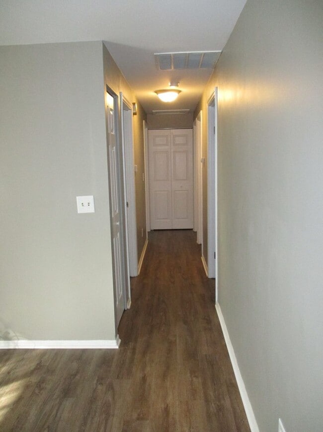 Building Photo - Huber 3 bedroom/1 bath Single-Story home