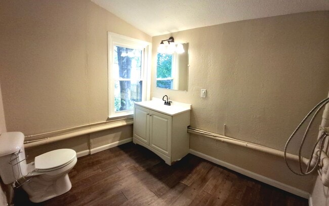 Building Photo - 4 Bedroom 1.5 Bathroom in York!