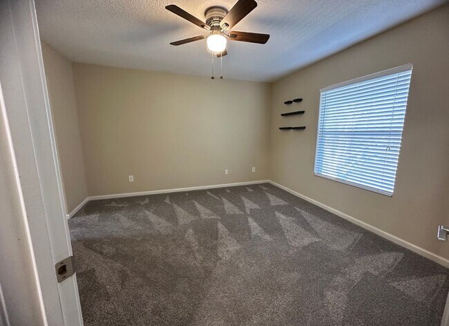 Building Photo - 1630 Vineland Cir