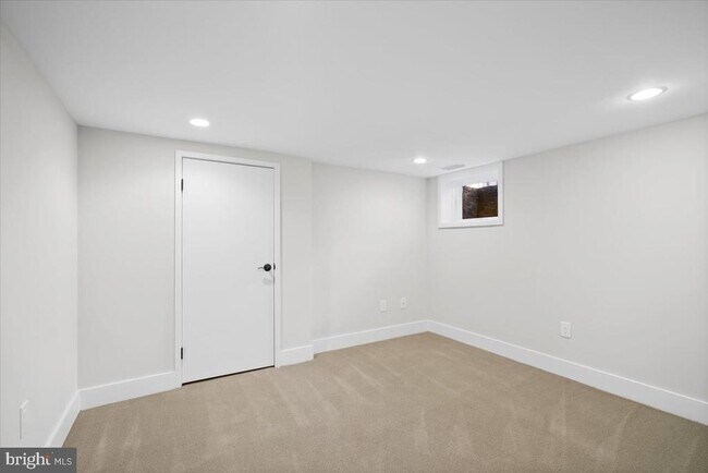 Building Photo - 3213 Foxhall Rd NW