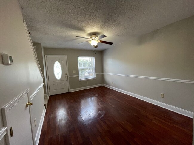 Building Photo - 2bd/1.5ba Townhome super close to CMC, HGT...