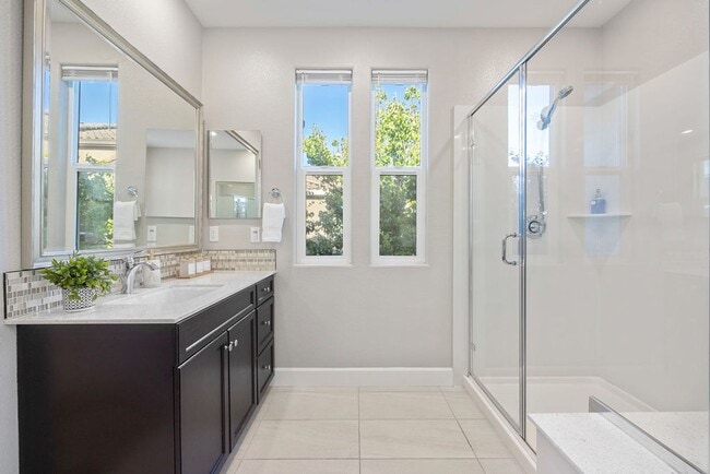 Building Photo - 5Bed/3Ba Home in Quiet Hayward Community w...