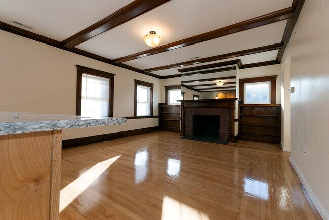 Building Photo - Nicely renovated, pet friendly 3 bed 3.5 bath unit for September!