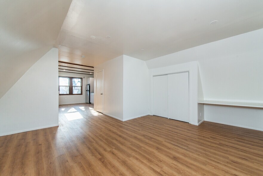 Building Photo - 90 Maple St