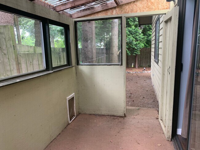 Building Photo - Newly Updated 2 Bed. 2 Bath Home on Fenced...