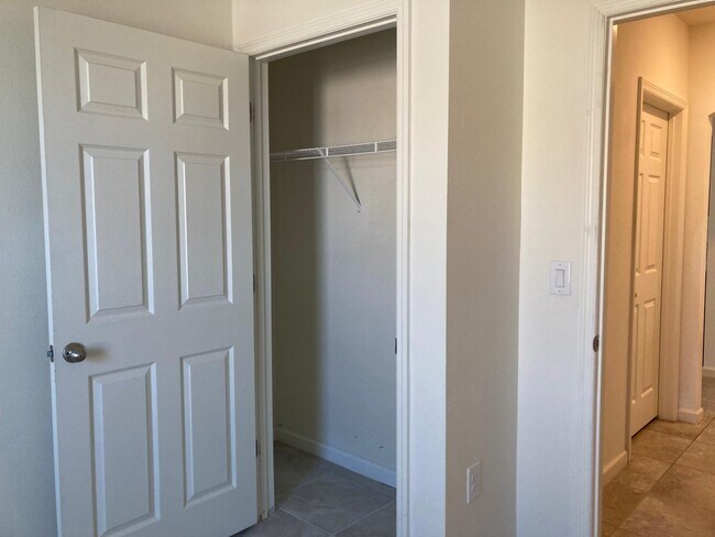 Building Photo - 863 Carlyle Ave