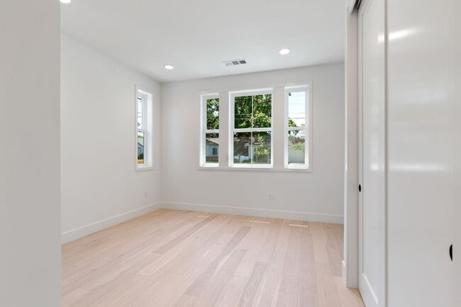 Building Photo - Amazing San Carlos Home