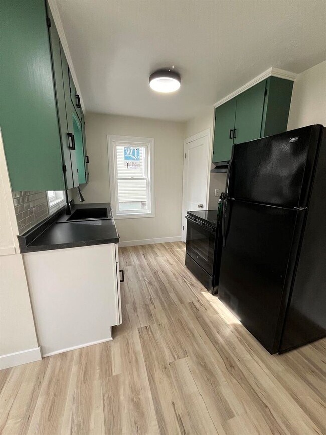 Building Photo - Spacious Two Bedroom!