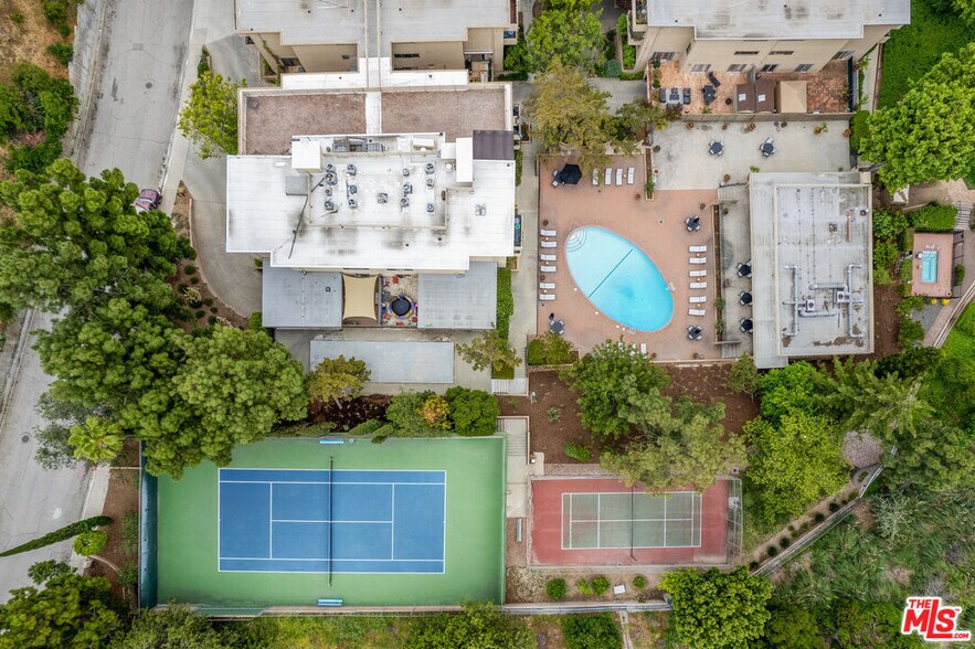 Building Photo - 6752 Hillpark Dr