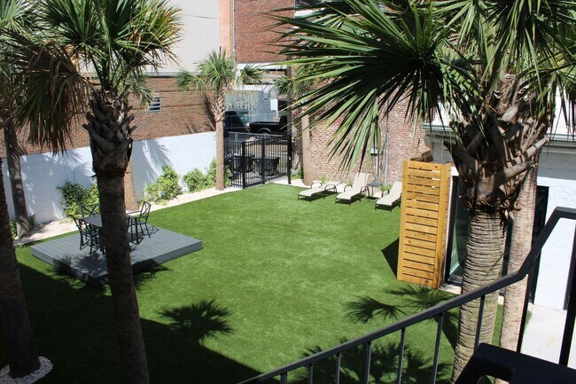 Building Photo - One Month Free ~ 1 bed/1 bath on King St.