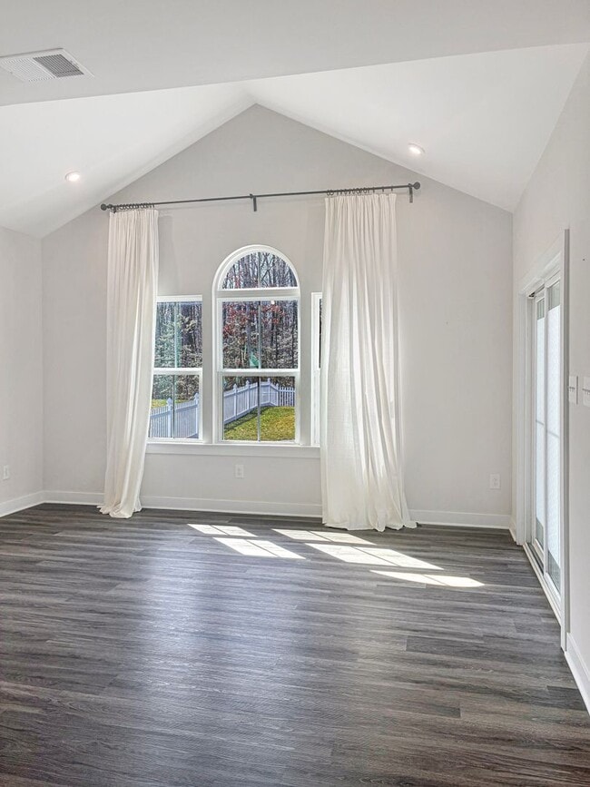 Building Photo - Modern Comfort & Style in a Prime Richmond Location