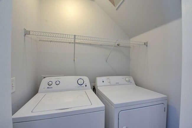 Building Photo - BEAUTIFUL 2 STORY SINGLE FAMILY HOME WITH 3 BEDROOMS AND 2.5 BATHS LOCATED IN SOUTHWEST