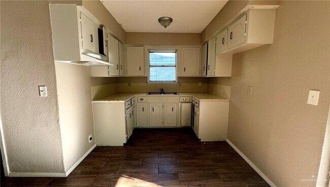 Building Photo - 10 Tulipan Dr