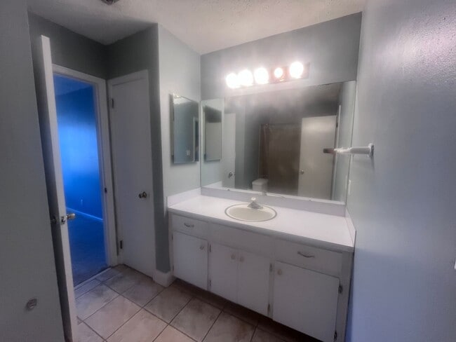 Building Photo - Great Location