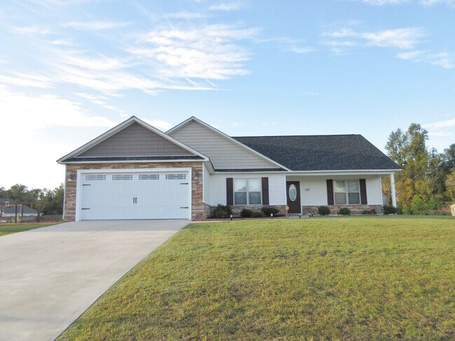 Primary Photo - Nice 3 Bedroom Home in Richlands