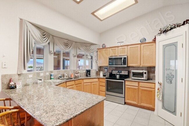 Building Photo - FURNISHED AVAILABLE OCTOBER 2025 - MAY 2026