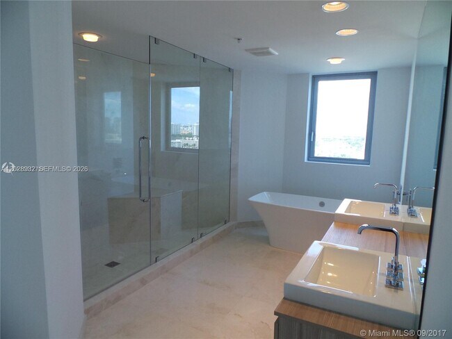 Building Photo - 17111 Biscayne Blvd