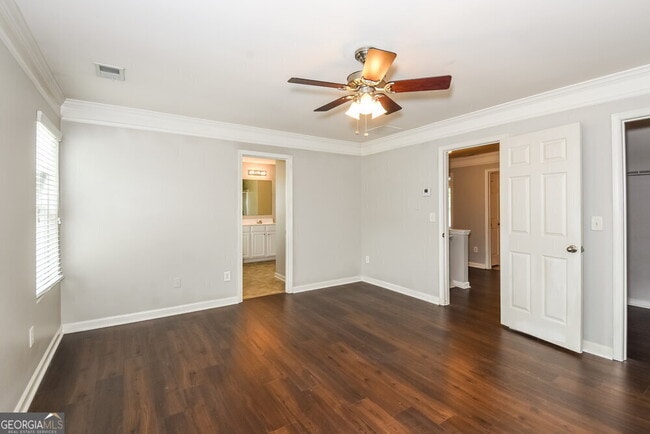 Building Photo - 3120 Englewood Dr