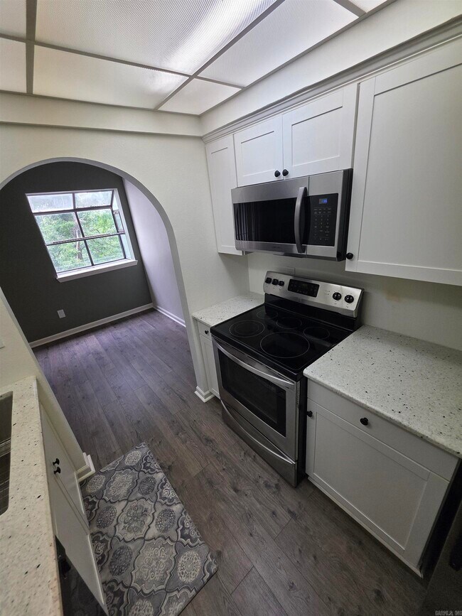 Building Photo - 301 Kings Row Dr