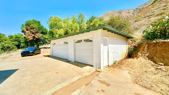 Building Photo - Nicely Updated Country Two-Story Home in t...