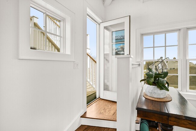 Building Photo - 104 Roton Ave