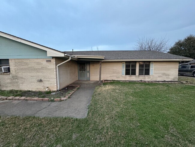 Building Photo - Spacious Speegleville Home