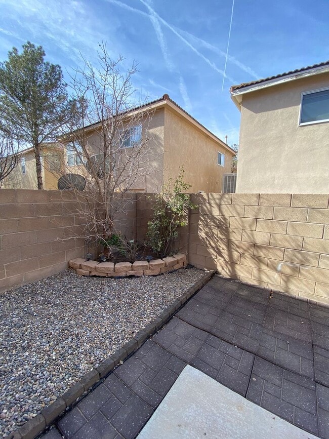 Building Photo - 3 bed 2.5 bath