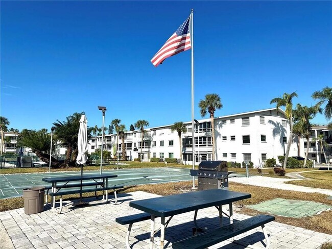 Building Photo - 2047 Canal Dr
