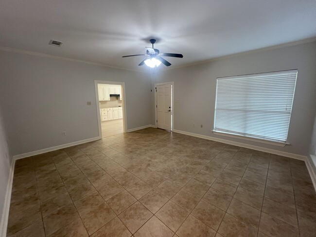 Building Photo - 2 bedroom, 1 bathroom home located in Gree...